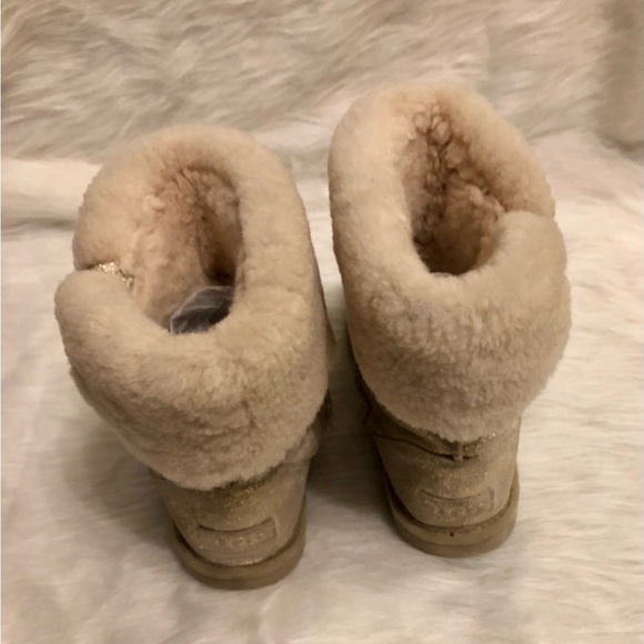 UGG Boots Beautiful cream with gold glitter ✨Kids4/Adult 6 EUC barely worn - Picture 7 of 11